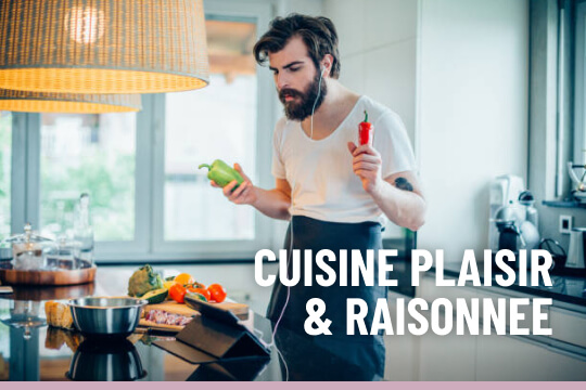 Homme qui cuisine en regardant une serie